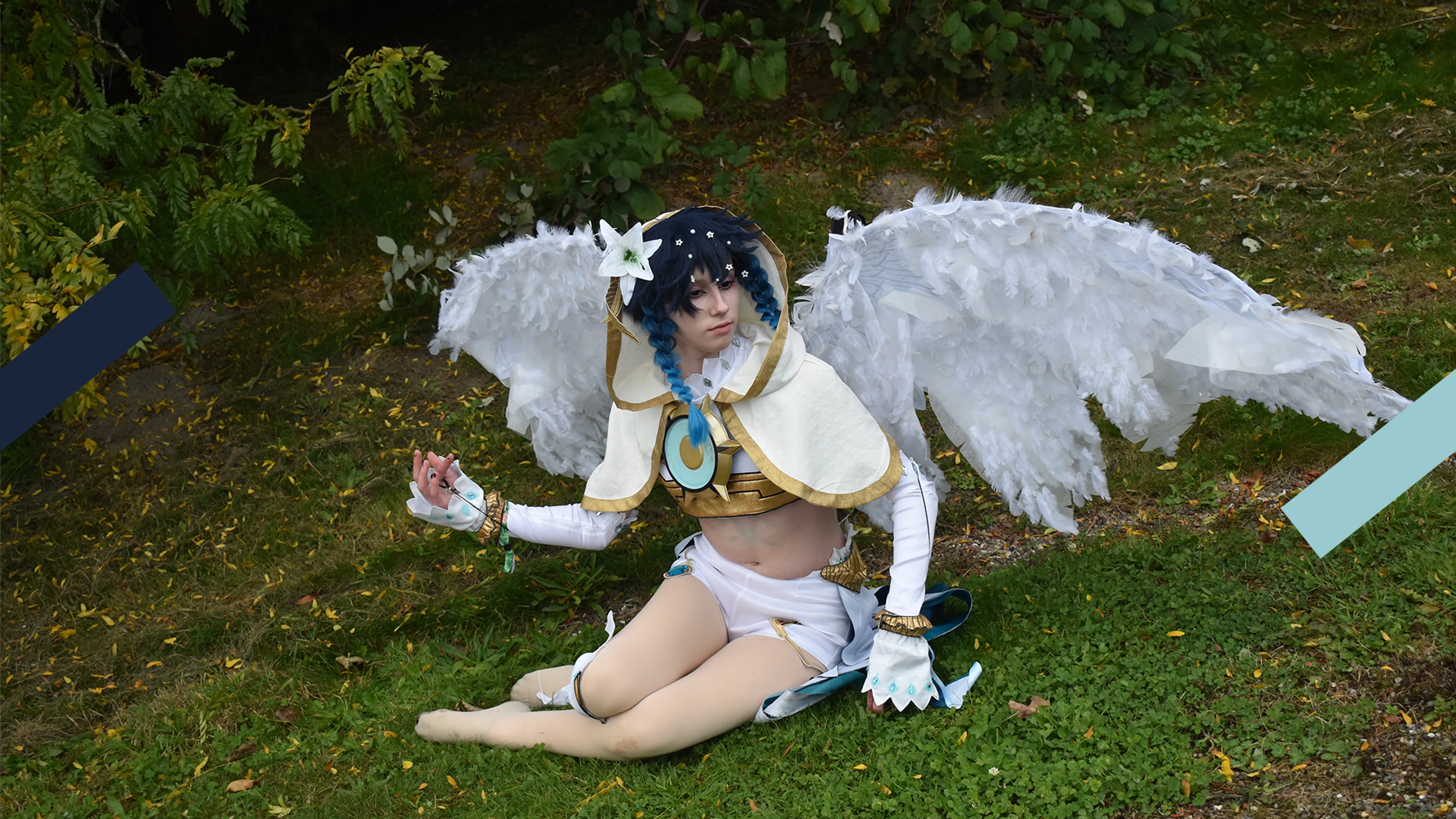 Ashlyn verkleedt met vleugels en blauw haar.