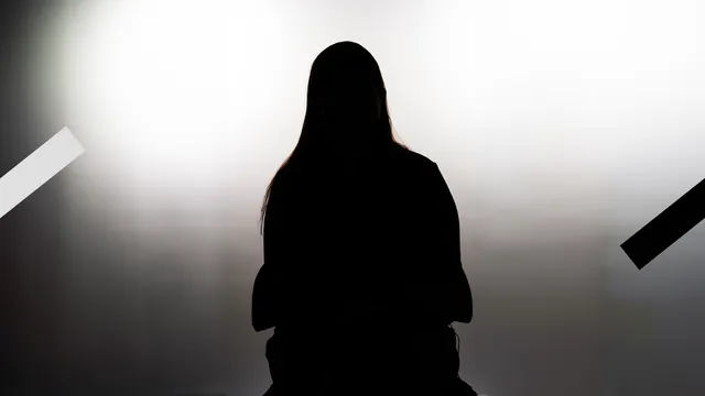 Je ziet een schim van een jonge vrouw. Dit is Emma. Ze wil graag anoniem blijven en daarom is ze onherkenbaar in beeld gebracht.