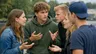 Je ziet een groep tieners op een schoolplein een verhitte discussie voeren. Het zijn drie jongens en twee meiden.