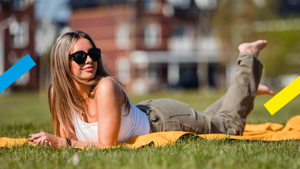Iris (18) is verslaafd aan de zonnebank: 'Ik geef per maand meer dan €100 uit aan de zonnebank'