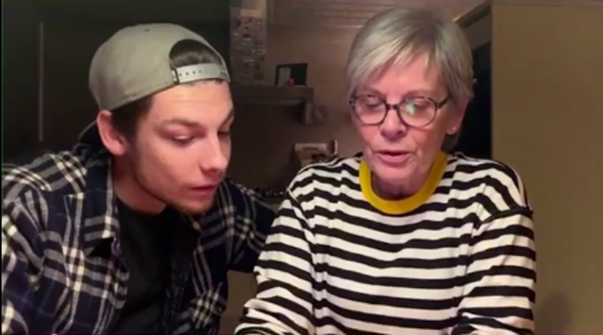 Joram laat zijn moeder haatreacties lezen