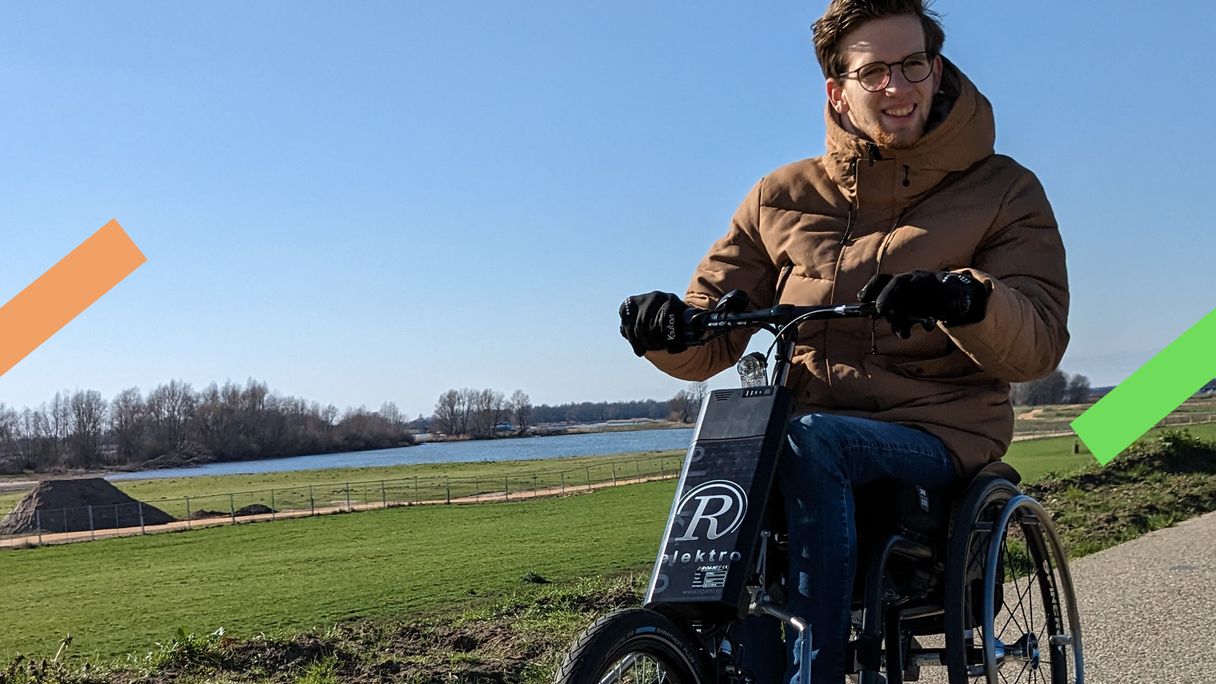 Johannes (19) gaat door het leven in een rolstoel: ‘Ik heb twee keer een hersentumor gehad’