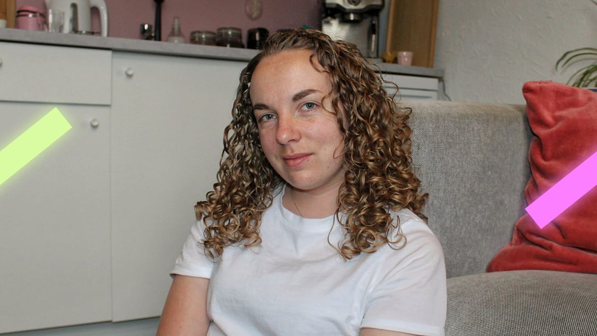 Aline (22) heeft long-COVID: 'Ik lig 20 uur achter elkaar in bed'