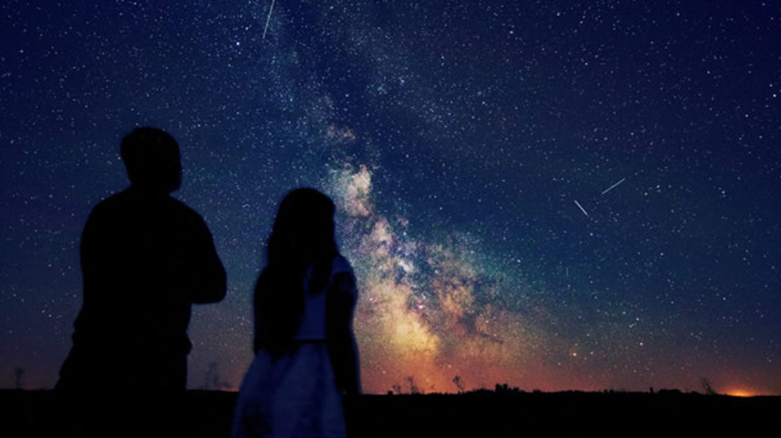 Пусть горит звезда. Влюбленные под звездным небом. Девушка и звездное небо. Пара ночью. Пара на фоне ночного неба.