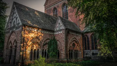 VET: Lieke (25) kocht samen met haar broer en zusje een kerkgebouw