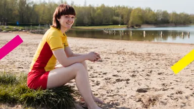 Nina (19) is strandwacht: 'Toen ik negen jaar was had ik al acht zwemdiploma's'