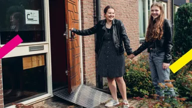 Louise (15) gaat voor het eerst naar de kerk met vriendin Jechonja (14): "Ik heb geen vooroordelen"