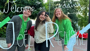 BEAM gaat zonder uitnodiging naar een bruiloft en dit is wat er gebeurde 😂