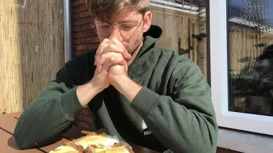 DEZE BIJBAAN WIL JE: betaald bidden voor het eten van iemand anders