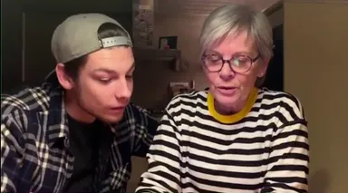 Joram laat zijn moeder haatreacties lezen