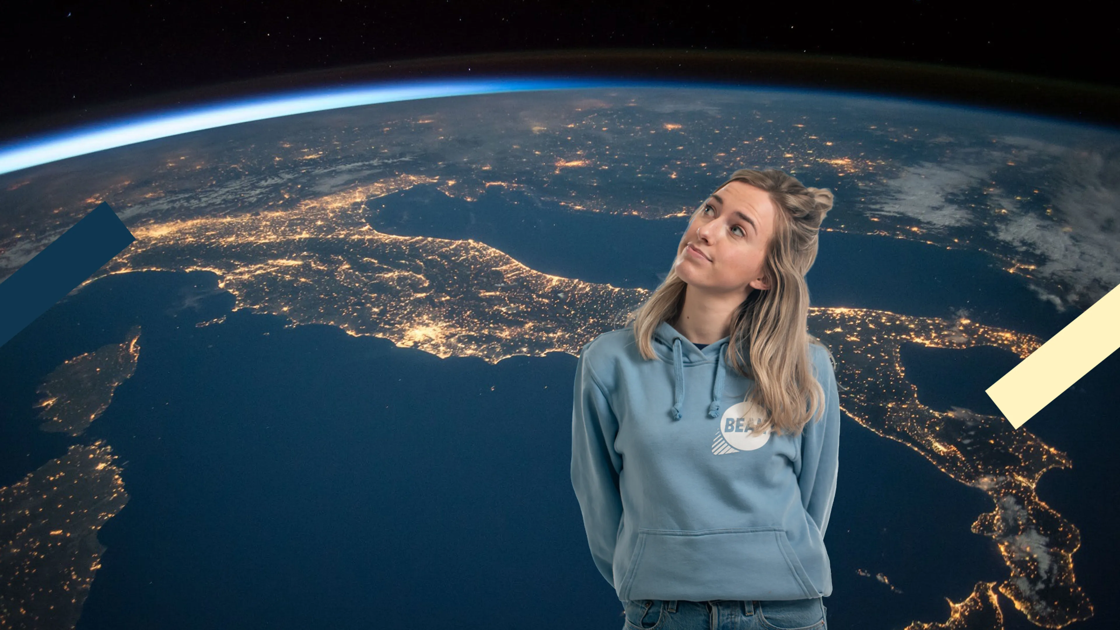 Redacteur Daniëlle kijkt naar een wereldbol