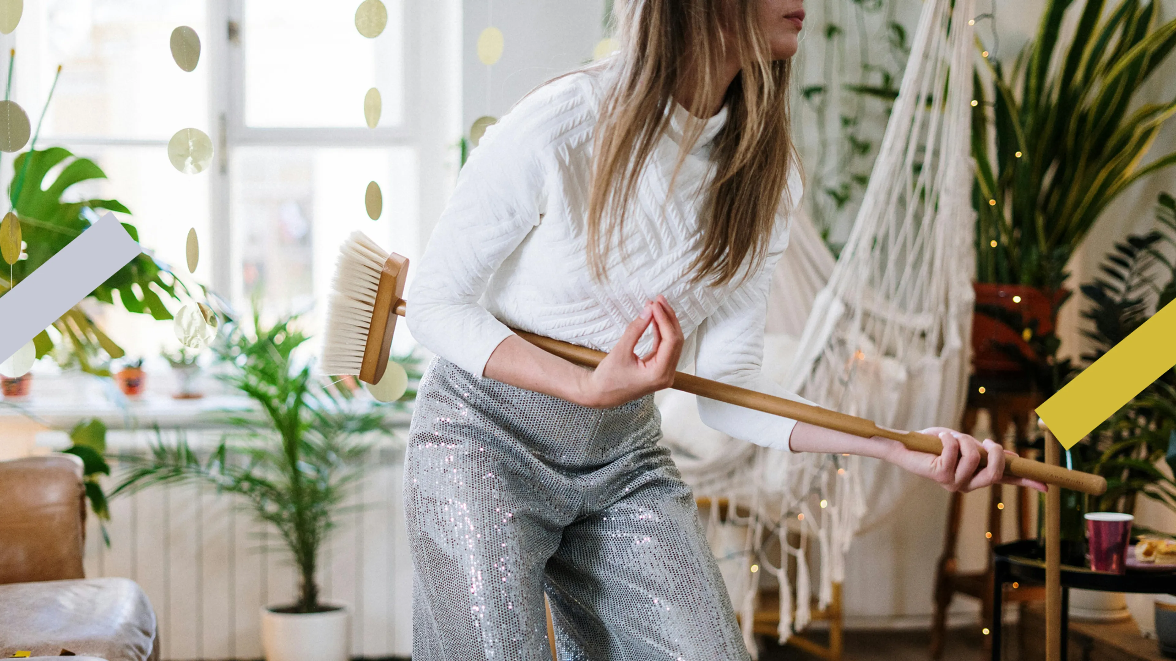 Meisje met bezem in haar hand.