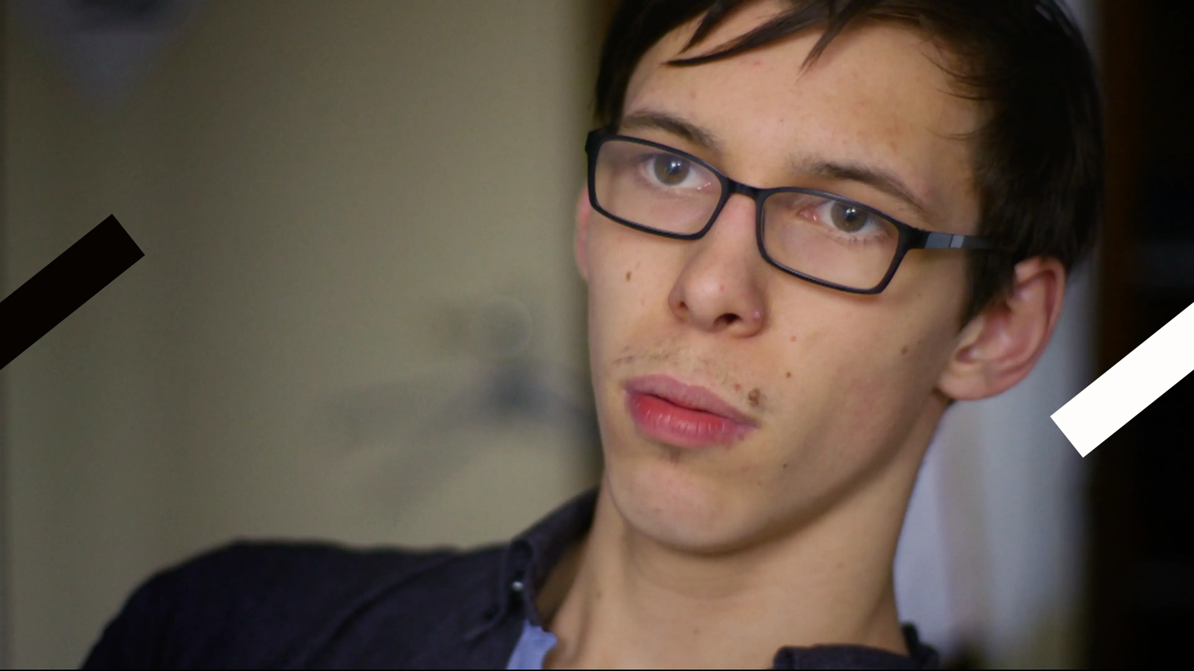 Op deze foto zie je de 19-jarige Gijs verdrietig langs de camera kijken. Hij vertelt hier over zijn broer die niet meer in leven is.