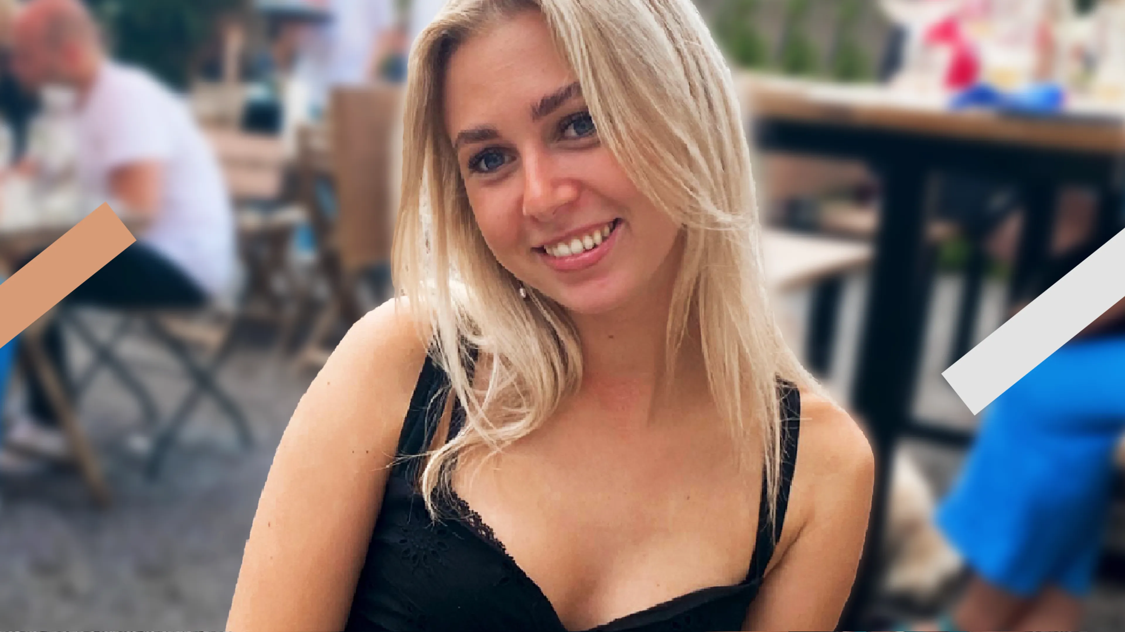 Sanne kijkt lachend in de camera terwijl ze op een terrasje zit.