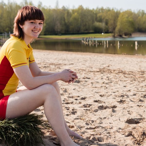 Nina (19) is strandwacht: 'Toen ik negen jaar was had ik al acht zwemdiploma's'