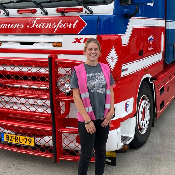 ‘Zo’n klein meisje in zo’n grote wagen’: Charlotte (19) is vrachtwagenchauffeur