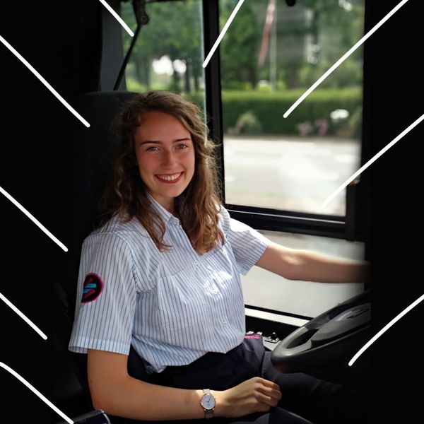 Titia is jong, vrouw én buschauffeur: “Het is de ideale bijbaan!”