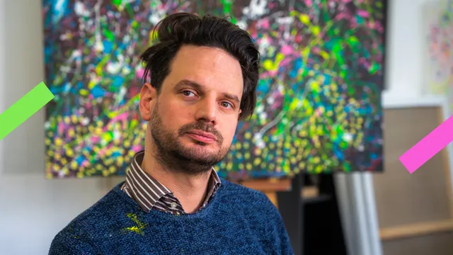 Jurjen van houwelingen met een van zijn schilderijen achter zich.