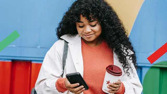 Meisje met koffie en een telefoon in haar hand.