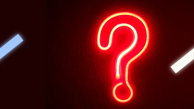 Foto van een groot vraagteken in een felrode neon kleur. Dit vraagteken geeft licht terwijl de rest van de foto donker is.