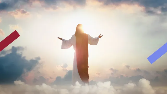 Jezus staat met zijn armen open tussen de wolken in de hemel.