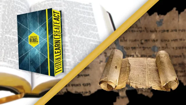 In de foto zie je een hedendaagse Bijbel en een oude perkamentrol Bijbel. Dit duid op een artikel met een tijdlijn over de Bijbel.