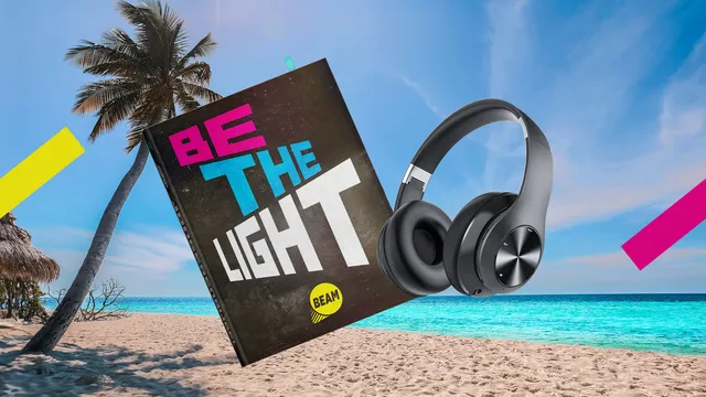 Je ziet een zonnig, tropisch strand met daarop een Bijbel en een koptelefoon. Het is de nieuwste NBV Jongerenbijbel.