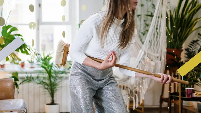 Meisje met bezem in haar hand.