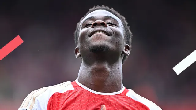 Op deze foto zie je de Engelse speler Bukayo Saka dankbaar naar de hemel kijken. Hij is christelijk en laat dit via z'n sociale media vaak zien en horen.