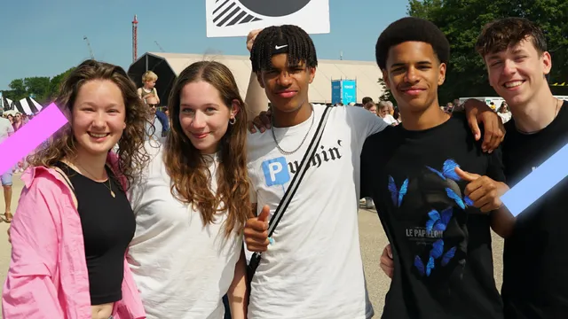 Vijf jongeren omarmen elkaar. Ze staan op de foto tijdens de spot jezelf Opwekking 2023.