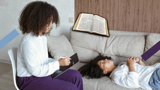 Een meisje ligt op de bank en praat met iemand.