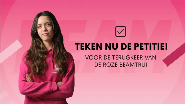 Jonge vrouw met haar handen over haar heen in een roze BEAM-trui.