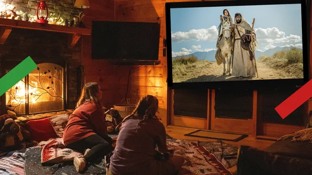 Twee meiden kijken naar een film over jozef en maria.