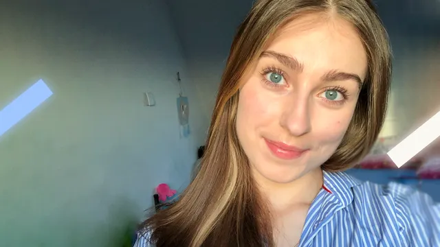 Op de foto zie je Yara. Een vrouw van 17 jaar, met blond haar en een blauw-wit gestreepte blouse aan.