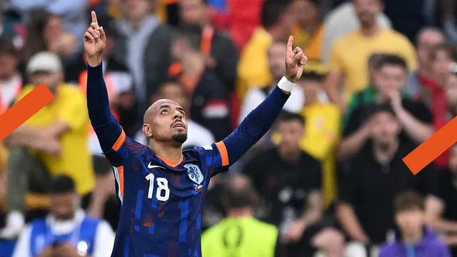 Je ziet voetballer Donyell Malen in het shirt van het Nederlands elftal nadat hij heeft gescoord naar de hemel wijzen en kijken. Hij bedankt God.