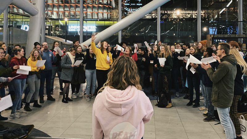 100 BEAM-jongeren zingen bij stationspiano op Utrecht Centraal