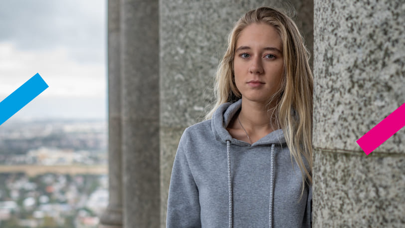 Laura (18) laat zich niet vaccineren tegen corona: “Ik vertrouw erop dat God mij beschermt”