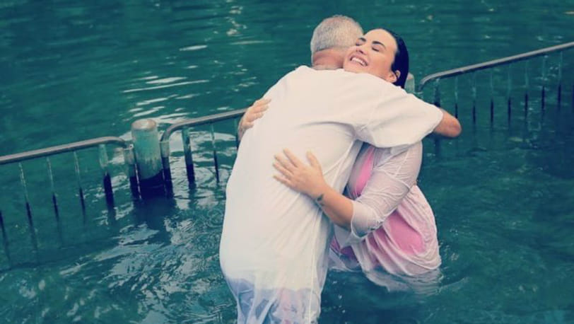 Demi Lovato gedoopt in Jordaan: "Ik voel me echt herboren!"